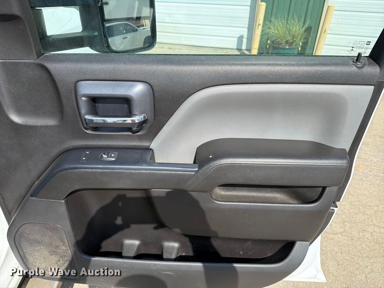 image for item FT8017 2016 Chevrolet Silverado 2500HD Crew Cab pickup truck