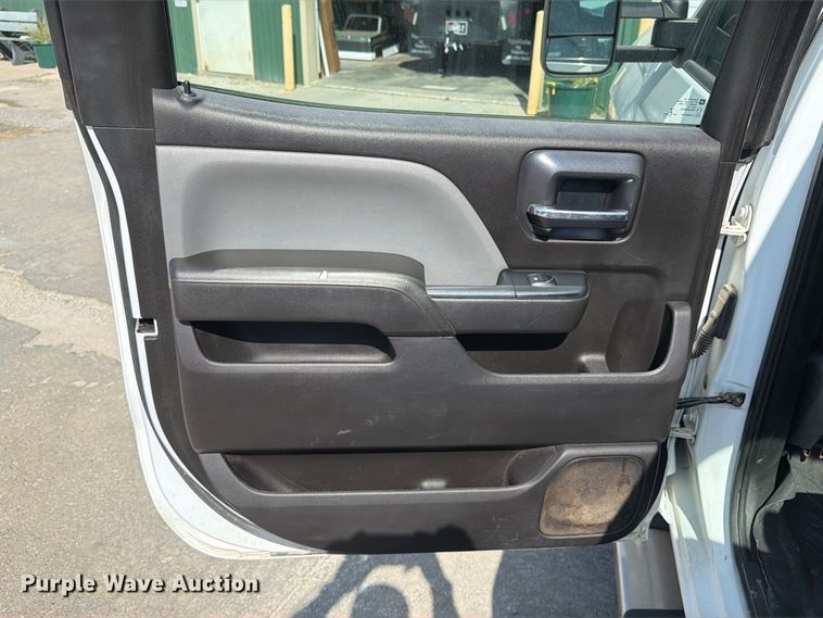 image for item FT8017 2016 Chevrolet Silverado 2500HD Crew Cab pickup truck