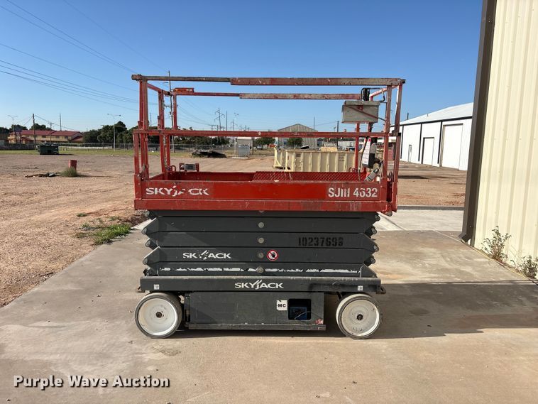 image for item JM9435 2018 Skyjack SJ4632 scissor lift