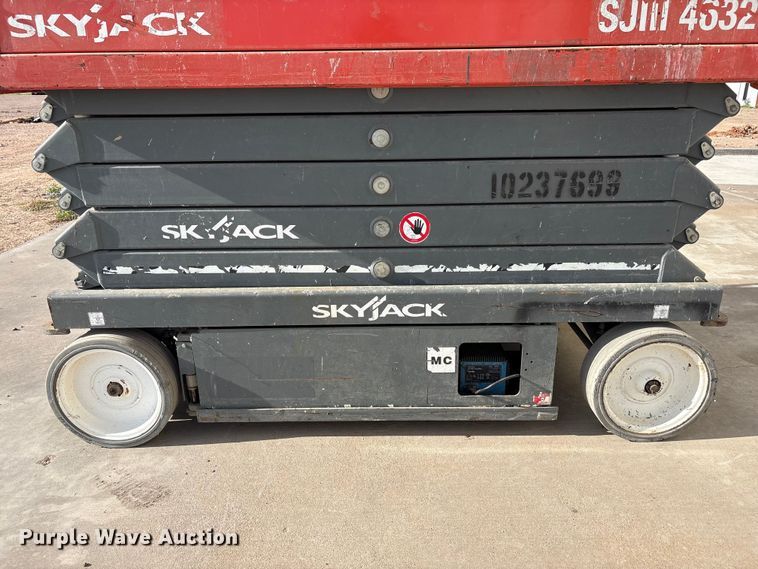 image for item JM9435 2018 Skyjack SJ4632 scissor lift