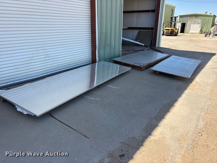 (2) plates of aluminum (8) pieces of aluminum diamond plate