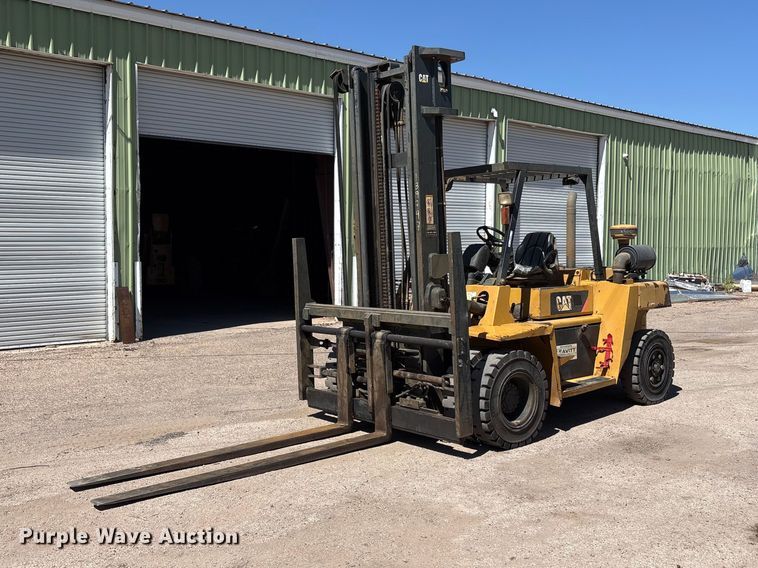 Caterpillar DP70E forklift