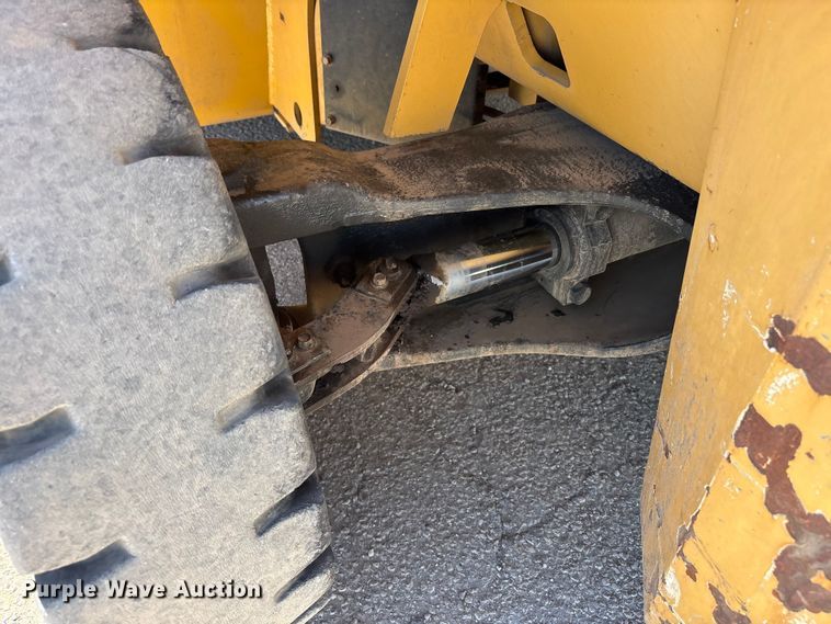 image for item JM9448 Caterpillar DP70E forklift
