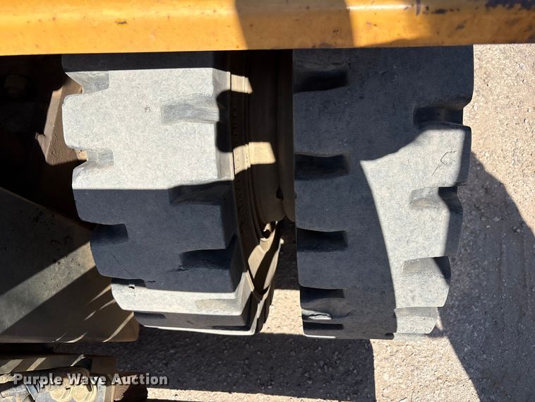 image for item JM9448 Caterpillar DP70E forklift