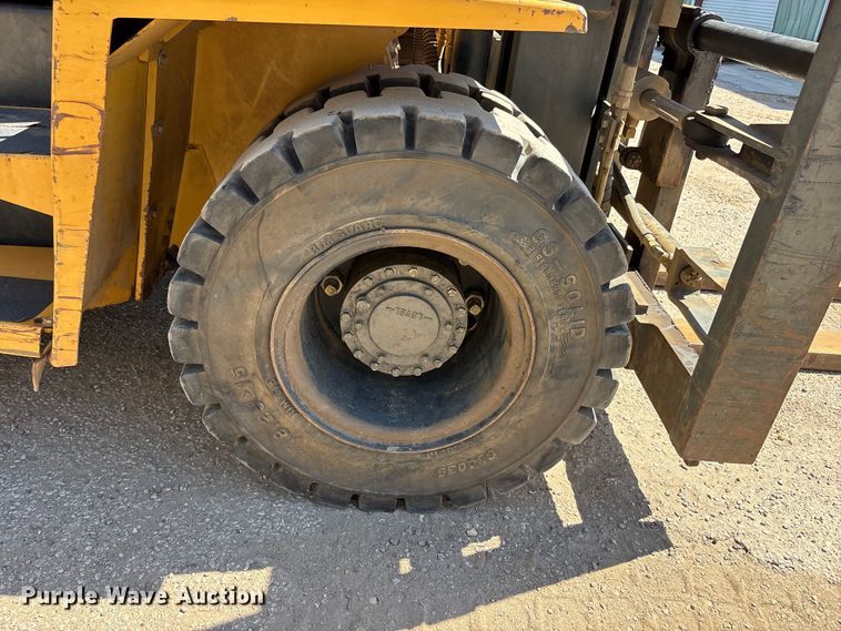 image for item JM9448 Caterpillar DP70E forklift