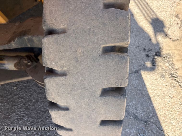 image for item JM9448 Caterpillar DP70E forklift