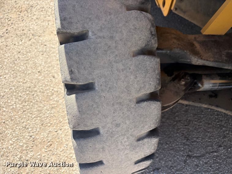 image for item JM9448 Caterpillar DP70E forklift