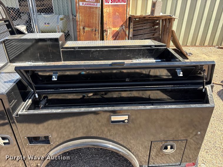 image for item JM9476 CM TMX-02845742 flatbed pickup bed