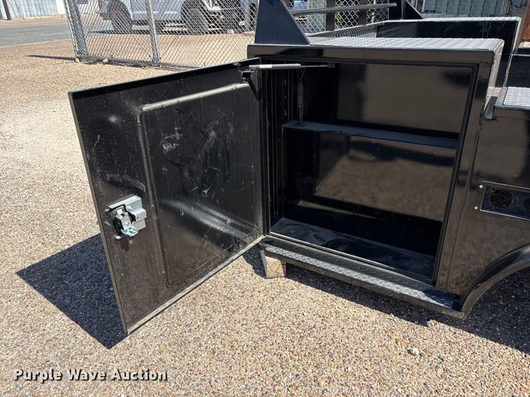 image for item JM9476 CM TMX-02845742 flatbed pickup bed