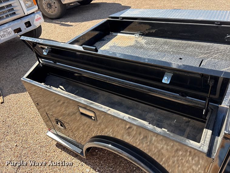 image for item JM9476 CM TMX-02845742 flatbed pickup bed