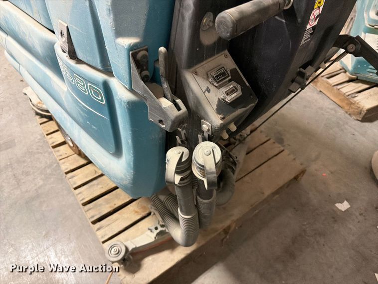 image for item MQ9087 (3) floor scrubbers