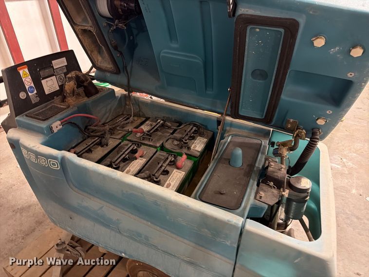 image for item MQ9087 (3) floor scrubbers