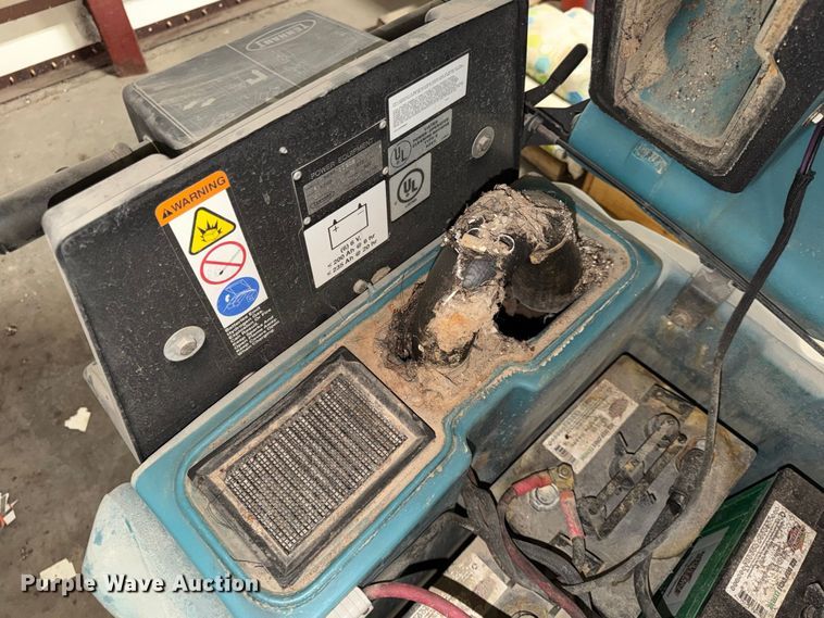 image for item MQ9087 (3) floor scrubbers