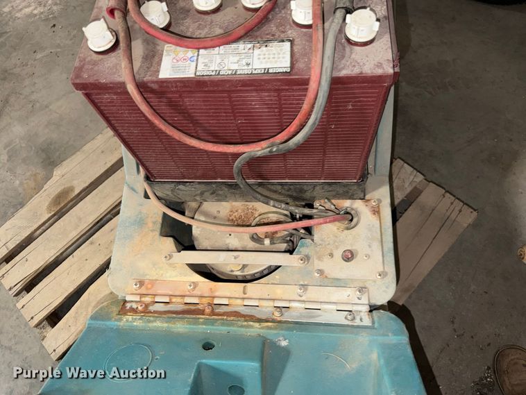 image for item MQ9087 (3) floor scrubbers
