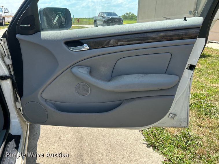 image for item NM9838 2000 BMW 323i 
