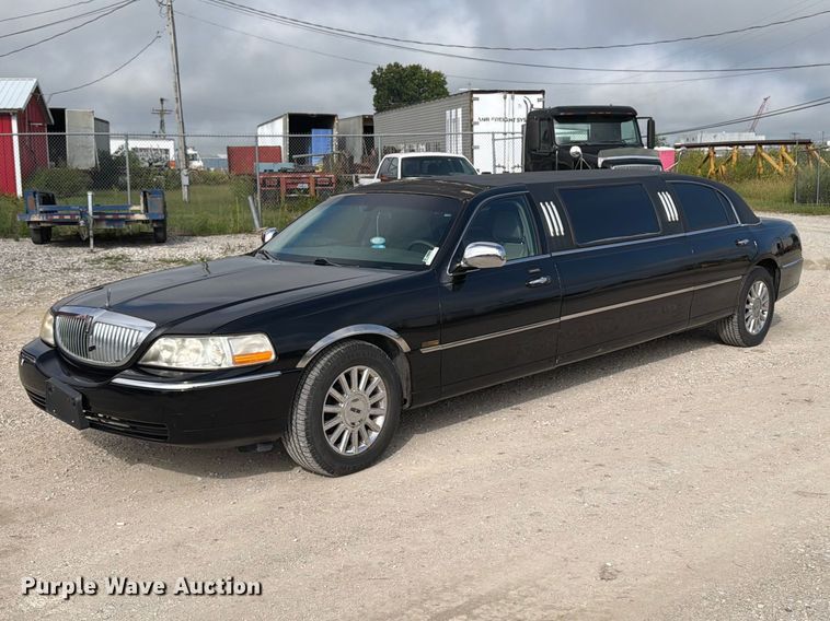 2003 Lincoln Town Car limousine