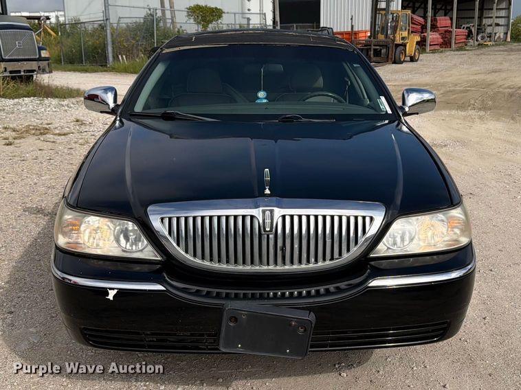 image for item OE9704 2003 Lincoln Town Car limousine
