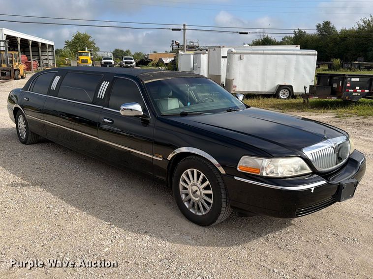 image for item OE9704 2003 Lincoln Town Car limousine