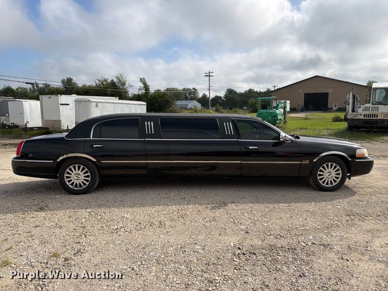 image for item OE9704 2003 Lincoln Town Car limousine