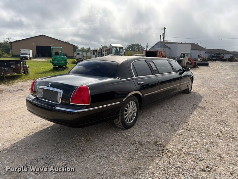 image for item OE9704 2003 Lincoln Town Car limousine