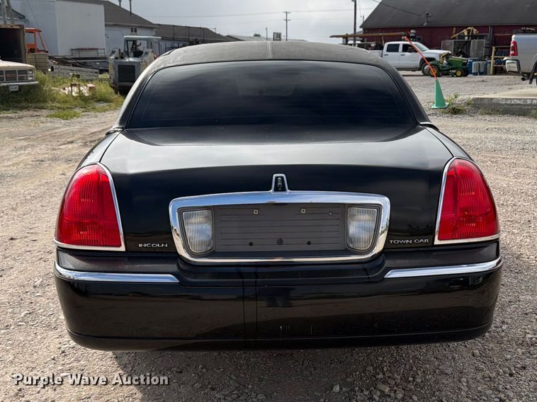 image for item OE9704 2003 Lincoln Town Car limousine