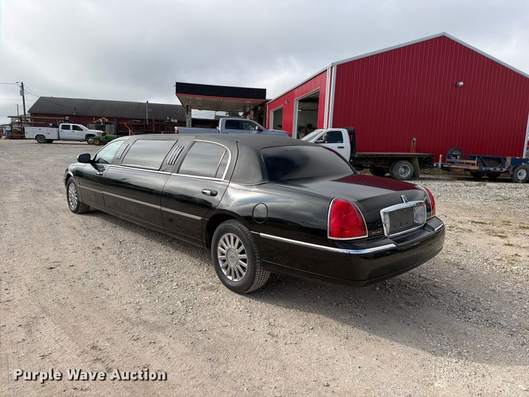 image for item OE9704 2003 Lincoln Town Car limousine