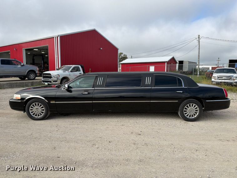 image for item OE9704 2003 Lincoln Town Car limousine