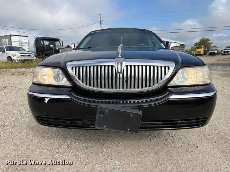 image for item OE9704 2003 Lincoln Town Car limousine
