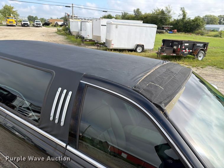 image for item OE9704 2003 Lincoln Town Car limousine