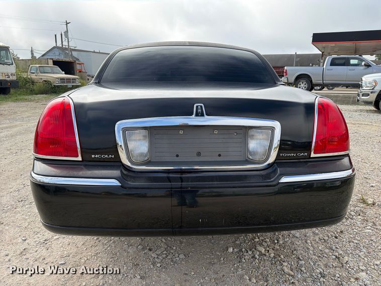 image for item OE9704 2003 Lincoln Town Car limousine