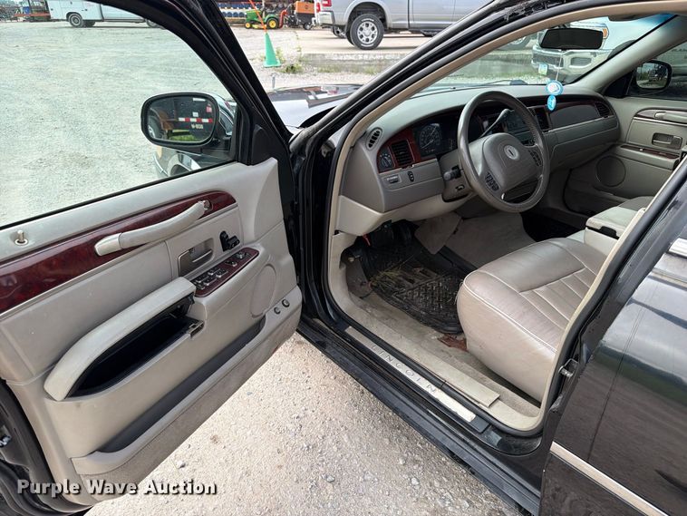 image for item OE9704 2003 Lincoln Town Car limousine