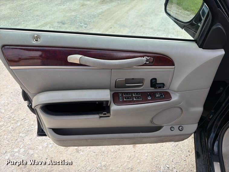 image for item OE9704 2003 Lincoln Town Car limousine