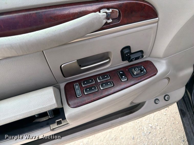 image for item OE9704 2003 Lincoln Town Car limousine
