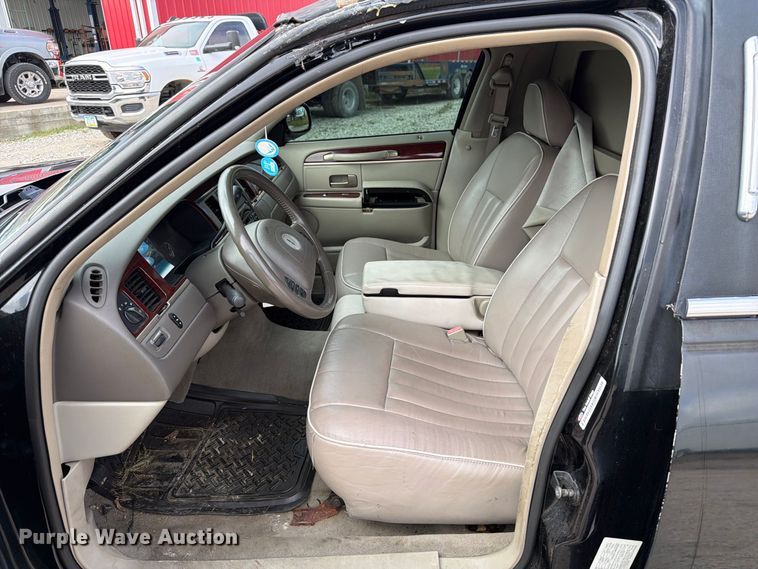 image for item OE9704 2003 Lincoln Town Car limousine