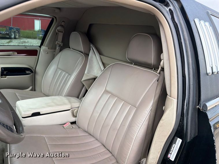 image for item OE9704 2003 Lincoln Town Car limousine