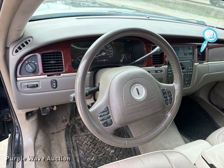 image for item OE9704 2003 Lincoln Town Car limousine