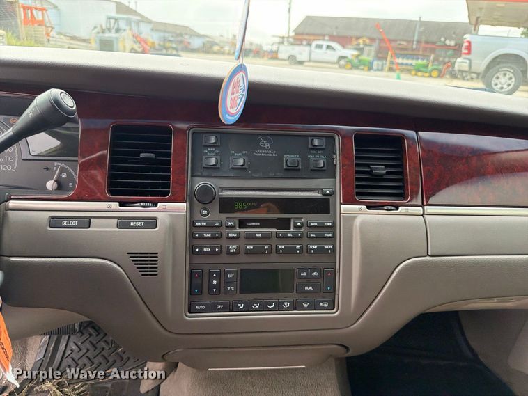 image for item OE9704 2003 Lincoln Town Car limousine