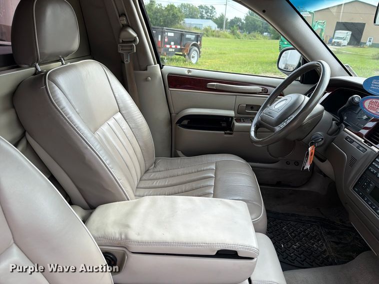 image for item OE9704 2003 Lincoln Town Car limousine