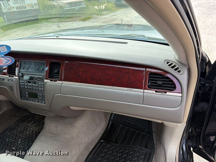 image for item OE9704 2003 Lincoln Town Car limousine