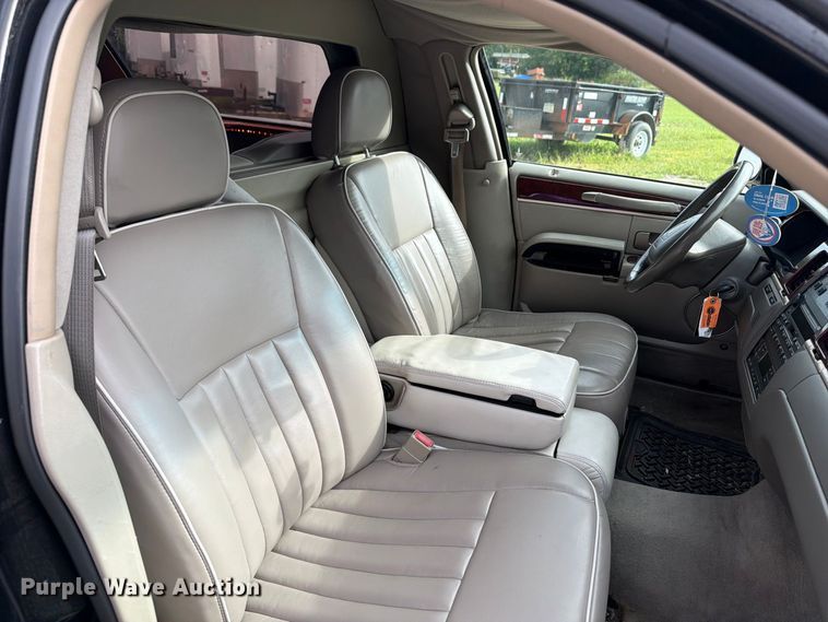 image for item OE9704 2003 Lincoln Town Car limousine