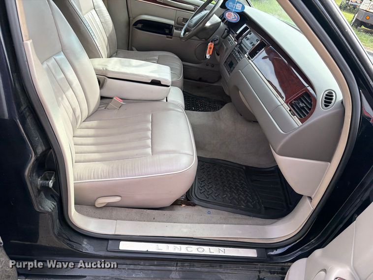 image for item OE9704 2003 Lincoln Town Car limousine