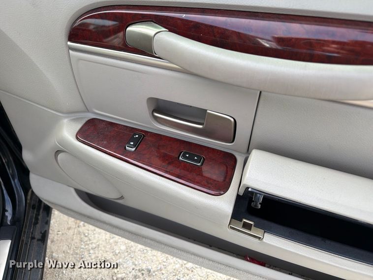 image for item OE9704 2003 Lincoln Town Car limousine