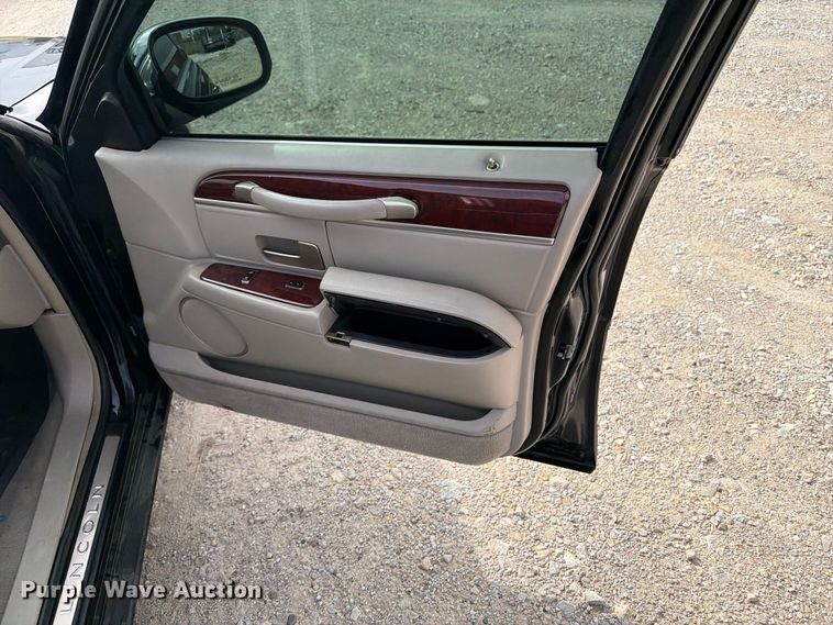 image for item OE9704 2003 Lincoln Town Car limousine