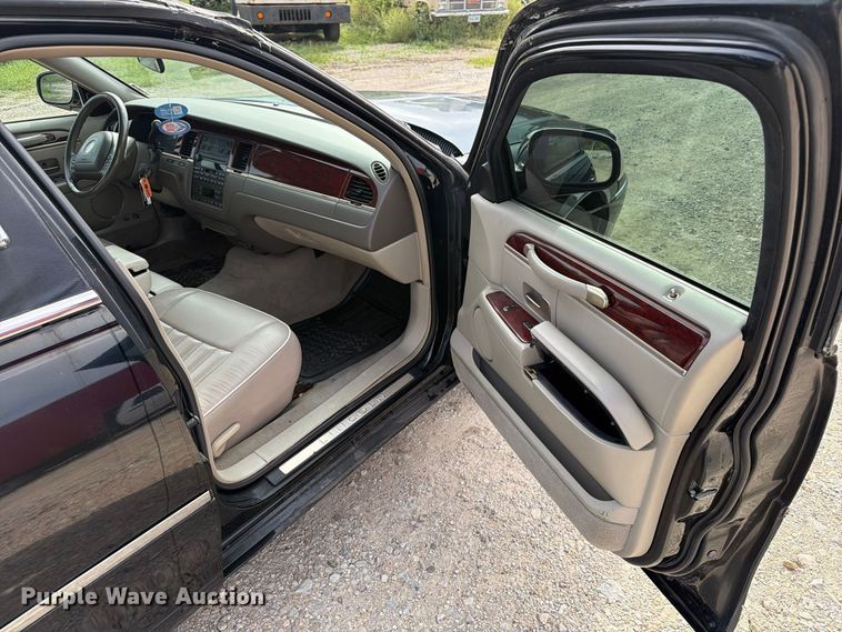 image for item OE9704 2003 Lincoln Town Car limousine