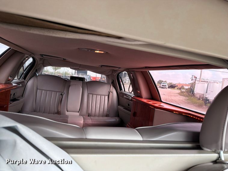 image for item OE9704 2003 Lincoln Town Car limousine