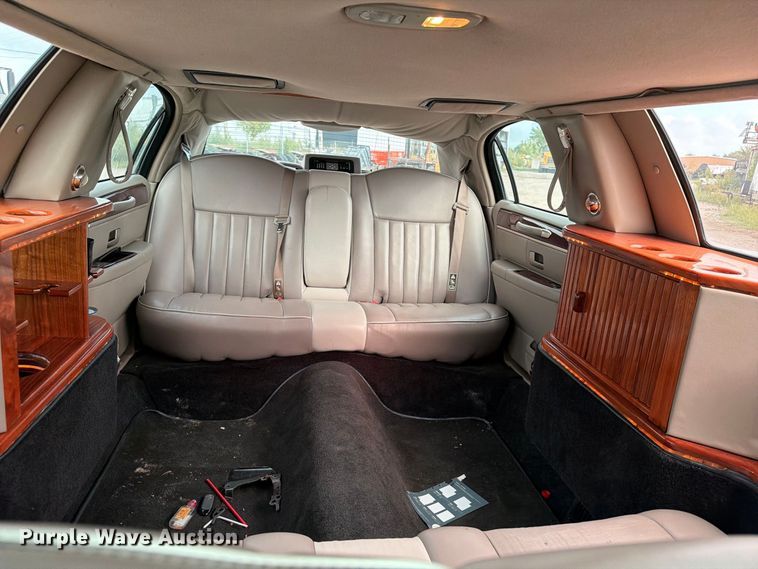 image for item OE9704 2003 Lincoln Town Car limousine
