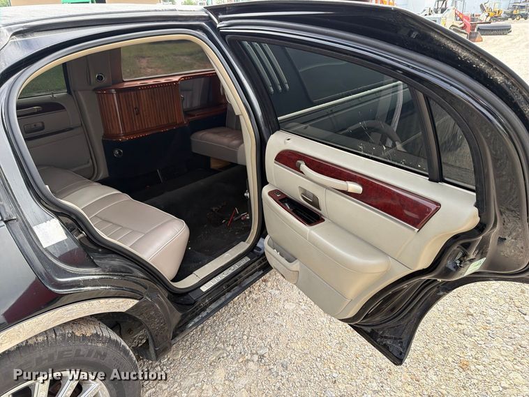 image for item OE9704 2003 Lincoln Town Car limousine