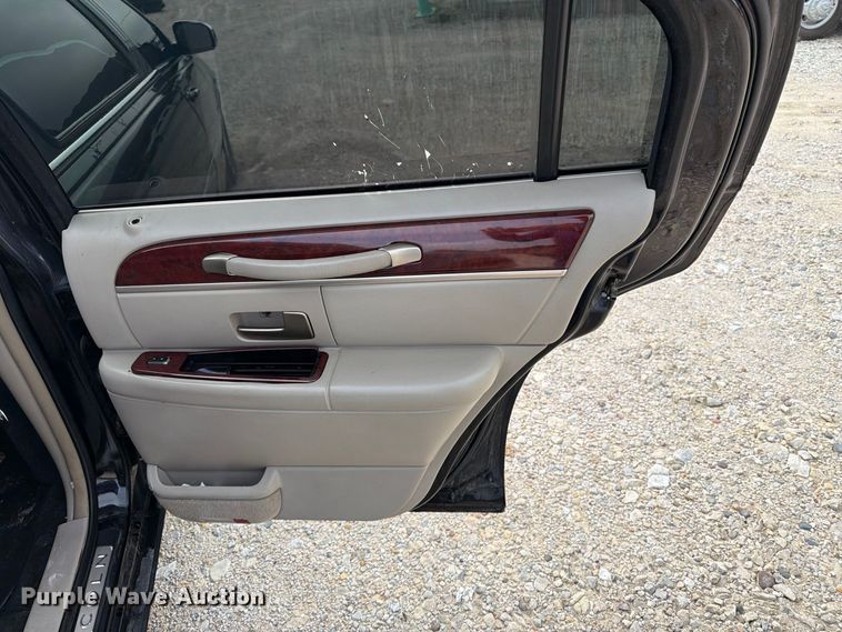 image for item OE9704 2003 Lincoln Town Car limousine