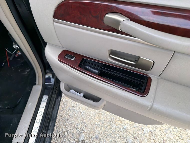 image for item OE9704 2003 Lincoln Town Car limousine