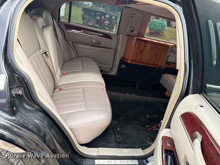 image for item OE9704 2003 Lincoln Town Car limousine